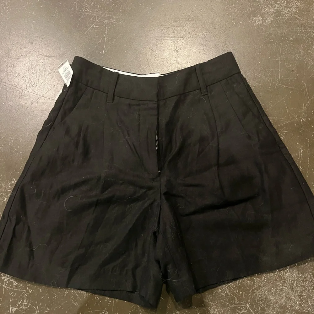 Aritzia Linen Shorts - Picture 3 of 4